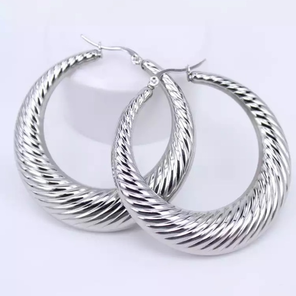 White gold plated hoop earrings - Picture 3 of 3
